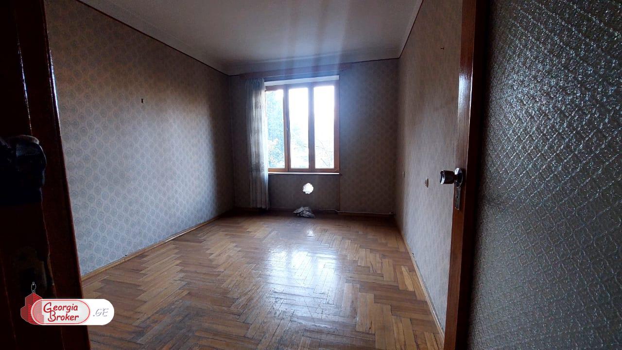 old repaired 6-room apartment for sale